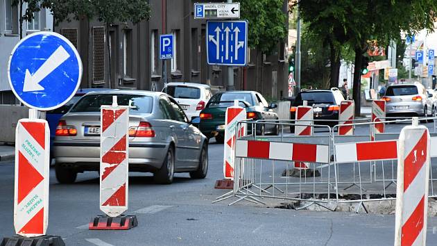 Z českých měst možná díky novele zákona o silničním provozu zmizí přebujelé dopravní značky. Ilustrační foto