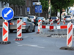 Z českých měst možná díky novele zákona o silničním provozu zmizí přebujelé dopravní značky. Ilustrační foto