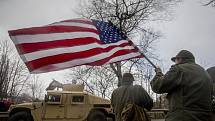 Vozidla amerického armádního konvoje, jehož účastníci se přes Česko vracejí ze cvičení v Pobaltí na domovskou základnu v Německu, dorazila v pondělí 30. března 2015 do ruzyňských kasáren v Praze.