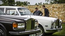 Desítky milovníků aut značek Rolls-Royce a Bentley se sešli 23. května v pražské Dubči na druhém setkání příznivců těchto luxusních aut v Česku. K vidění byly i další značky sportovních aut.