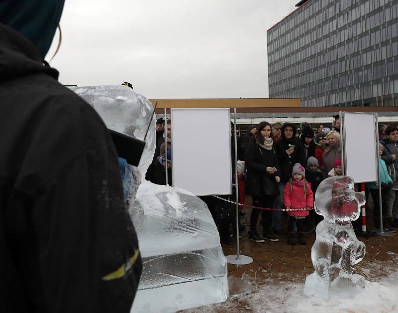 Ledové sochy s tématikou komiksových postav na střeše Galerie Harfa.