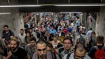 Situace ve špičce na stanici metra Pražského povstání kvůli výluce na trase metra C 2. července 2019.