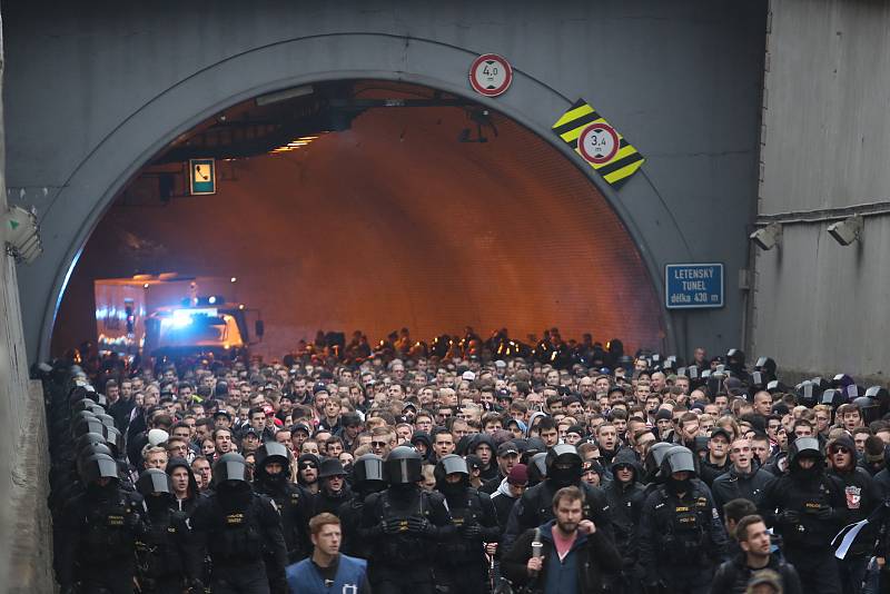 Pochod slávistických fanoušků před fotbalovým derby ulicemi Prahy na stadion Sparty na Letné.