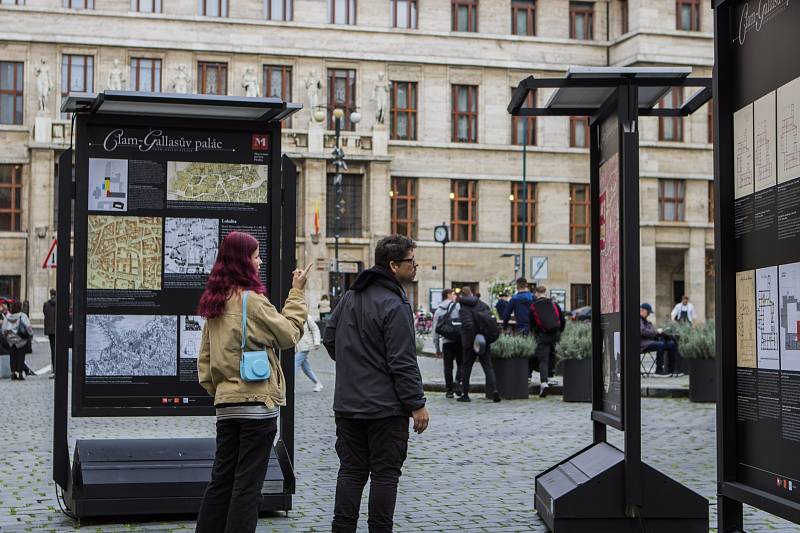 Z venkovní výstavy před Clam-Gallasovým palácem na Mariánském náměstí v Praze.