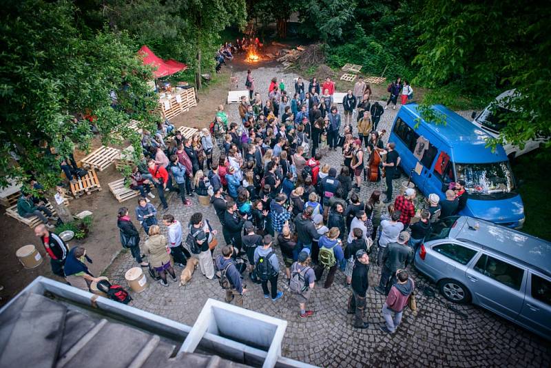 Autonomní sociální centrum Klinika má za sebou první rok fungování  v legálně propůjčené budově na pražském Žižkově.