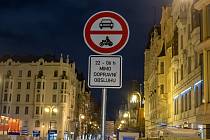 Zákaz vjezdu 22-06h mimo dopravní obsluhu.Pařížská