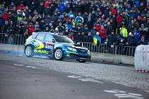 Rychlostní zkoušky Pražského Rallysprintu sledují davy motoristických fanoušků.