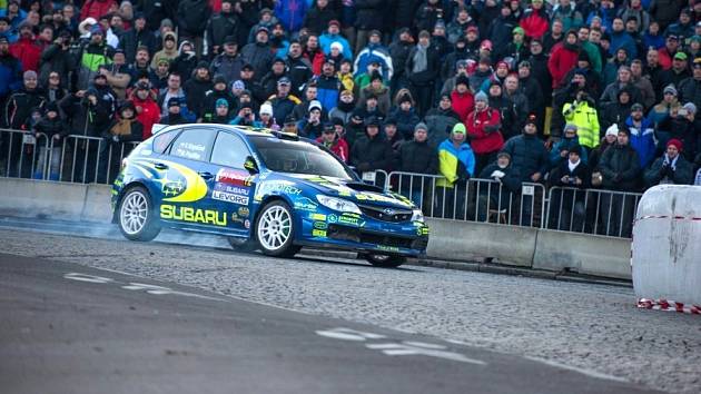 Rychlostní zkoušky Pražského Rallysprintu sledují davy motoristických fanoušků.
