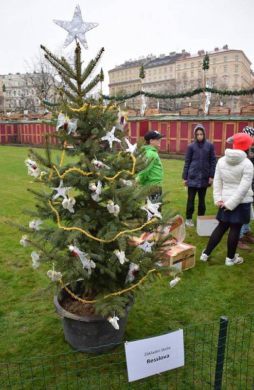 Žáci ze škol z Prahy 2 ozdobily stromky na Mírovém náměstí. 
