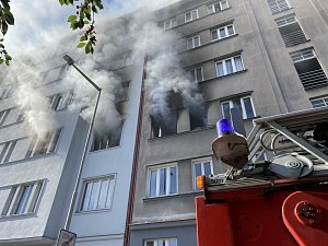 Dva byty ve Strojnické ulici zachvátil po výbuchu požár.