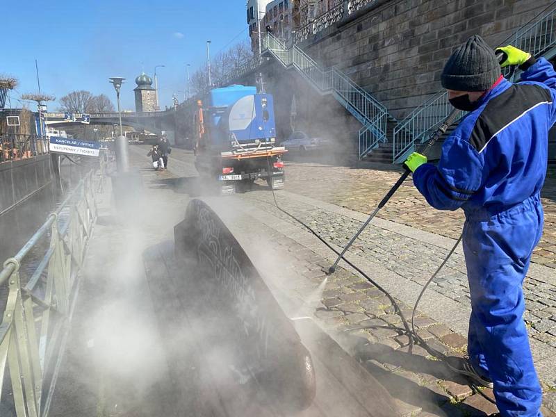 Praha nechala dezinfikovat kvůli koronaviru náplavky speciální pěnou.