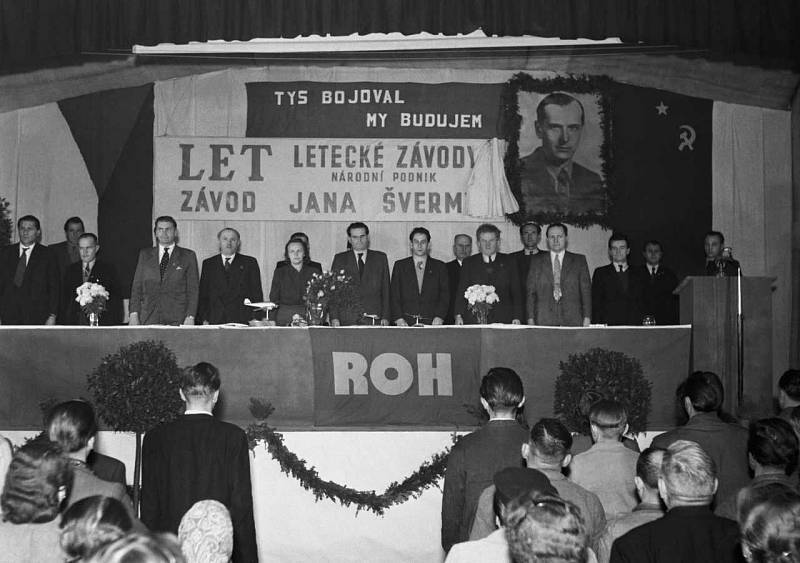 „TYS BOJOVAL, MY BUDEUJEME“ bylo heslo celozávodní schůze jinonické Waltrovky, na které byl 10. listopadu 1948 podnik přejmenován na Letecké závody n.p. závod Jana Švermy.