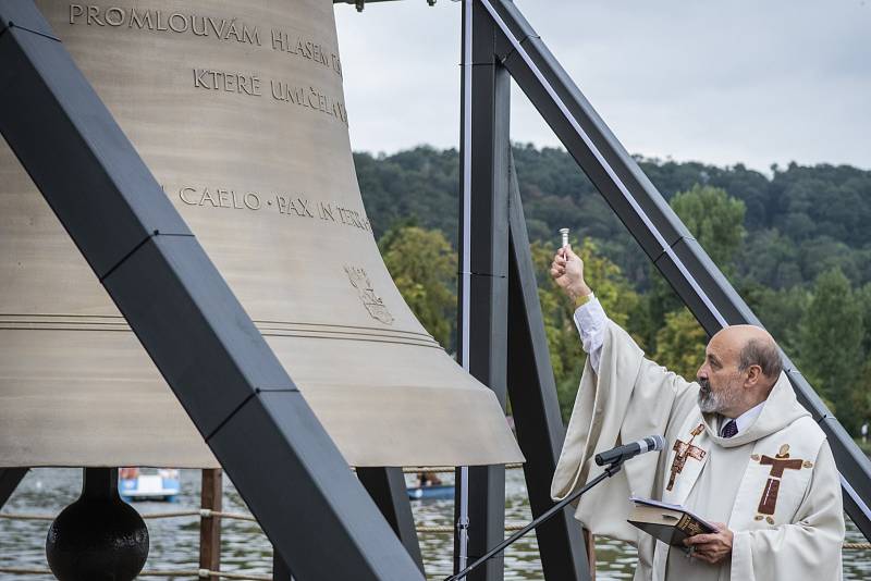 Dočasné umístění našel pamětní zvon u Čapadla na Smetanově nábřeží.