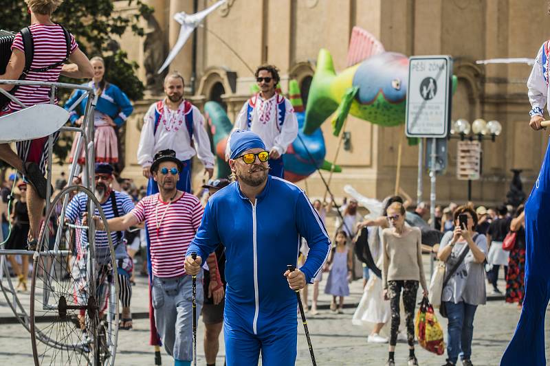 Divadelní průvod v rámci festivalu pouličního divadla Za Dveřmi.