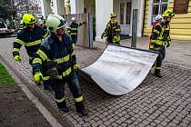 Z hasičského cvičení v Praze 1: stavění protipovodňových zábran kolem paláce Žofín na Slovanském ostrově.