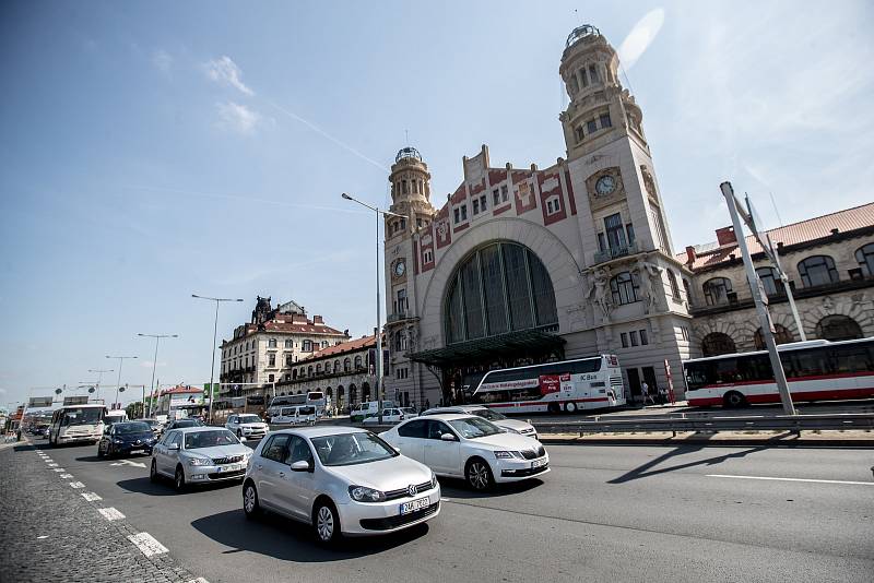 Nápad na zřízení přechodu je součástí velkých plánů Správy železnic na kultivaci a oživení hlavního nádraží.