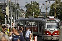 Tramvaj a autobus.