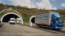 Oprava povrchu vozovky a mostních závěr na Pražském okruhu mezi tunely Lochkov a Cholupice.