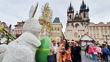 Příprava na Velikonoční trhy na Staroměstském náměstí, Náměstí Míru a Václavském náměstí.