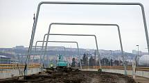 Rekonstrukce tramvajové trati Na Krejcárku pokračuje odstraňováním tramvajových pásů a pražců.