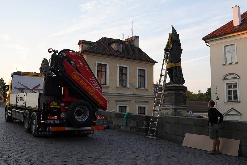 Sejmutí sochy sv. Václava a podstavce z Karlova mostu