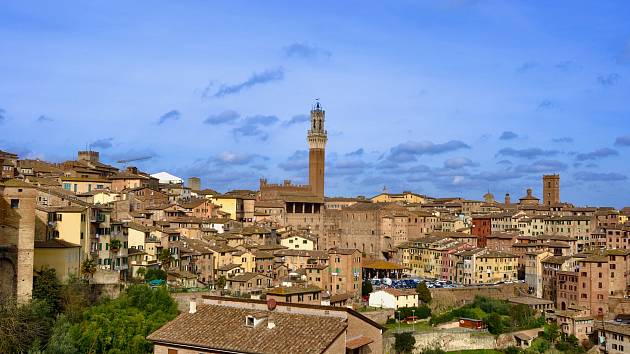 Projděte si společně s námi toskánské město zalité sluncem Sienu.