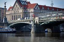 Čechův most, kamerový průzkum soch, duben 2022.