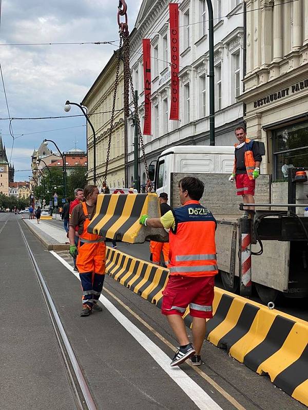 Kritizované černo-žluté citybloky nahradily na Smetanově nábřeží květináče.