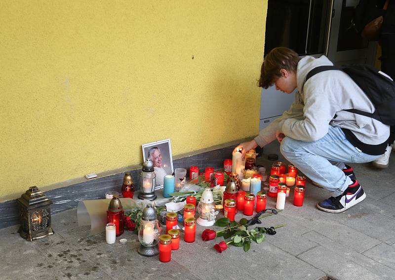 Pieta za zabitého učitele na Středním odborném učilišti v ulici Ohradní.