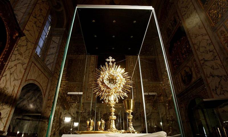 Po více než 20 letech se do kaple sv. Kříže na II. nádvoří Pražského hradu vrací stálá expozice Svatovítského pokladu.