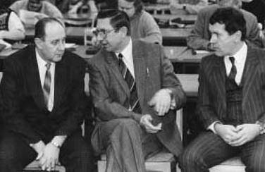 Zleva F. Kincl, A. Lorenc a K. Vykypěl na lavici obžalovaných při procesz v říjnu 1992.