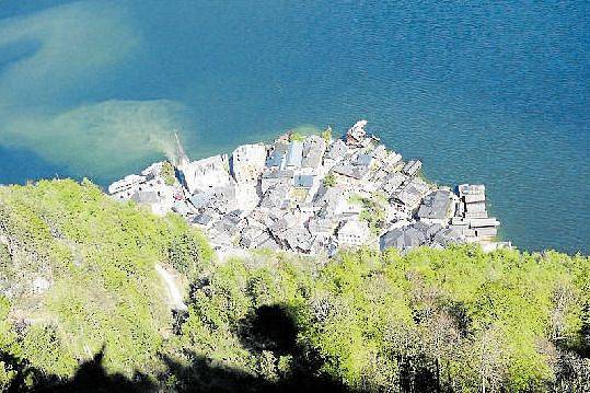 Městečko Halštat. Má necelou tisícovku obyvatel a navštíví ho každoročně téměř milion turistů. V posledních letech převažují Číňané a návštěvníci z dalších asijských zemí.