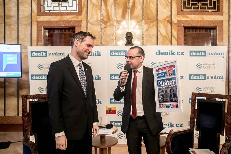 Setkání Deníku s primátorem Prahy Zdeňkem Hřibem (vlevo). Moderátorem byl šéfredaktor Deníku Tomáš Skřivánek.
