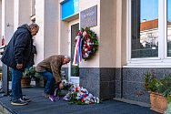 Lidé si po Praze připomínají památku upálení Jana Palacha.