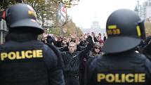 Pochod slávistických fanoušků před fotbalovým derby ulicemi Prahy na stadion Sparty na Letné.