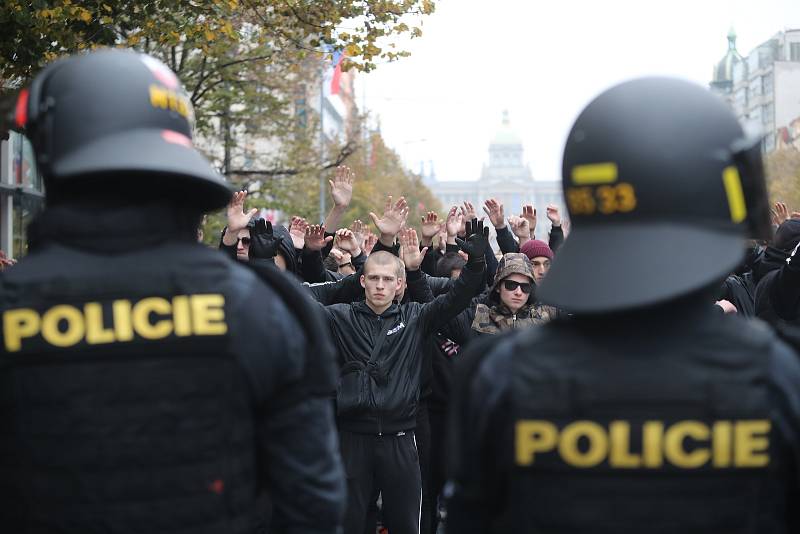 Pochod slávistických fanoušků před fotbalovým derby ulicemi Prahy na stadion Sparty na Letné.