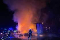 Požár návěsu nákladního automobilu na D1 u Mirošovic.