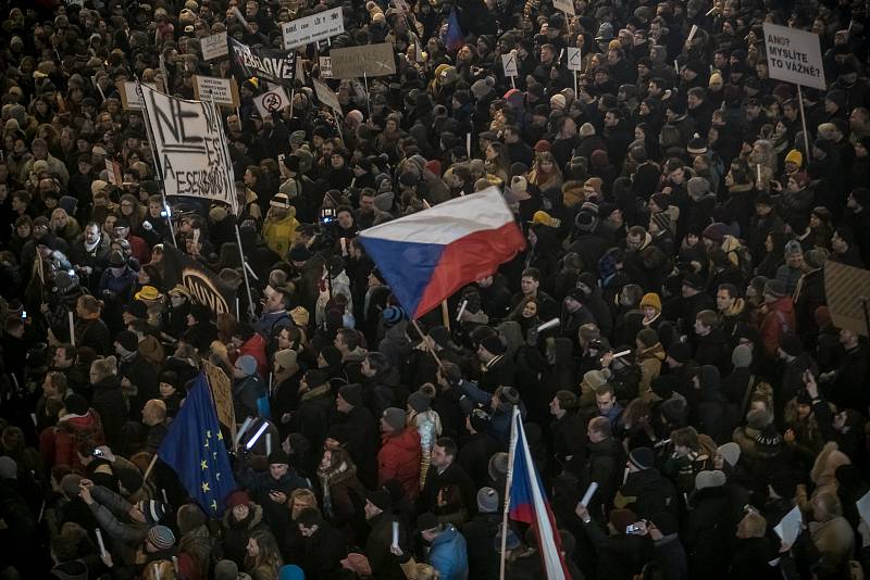 Tisíce lidí protestovaly 5. března na pražském Václavském náměstí proti zvolení Radka Ondráčka do kontrolní komise GIBS a proti premiérovi Babišovi.