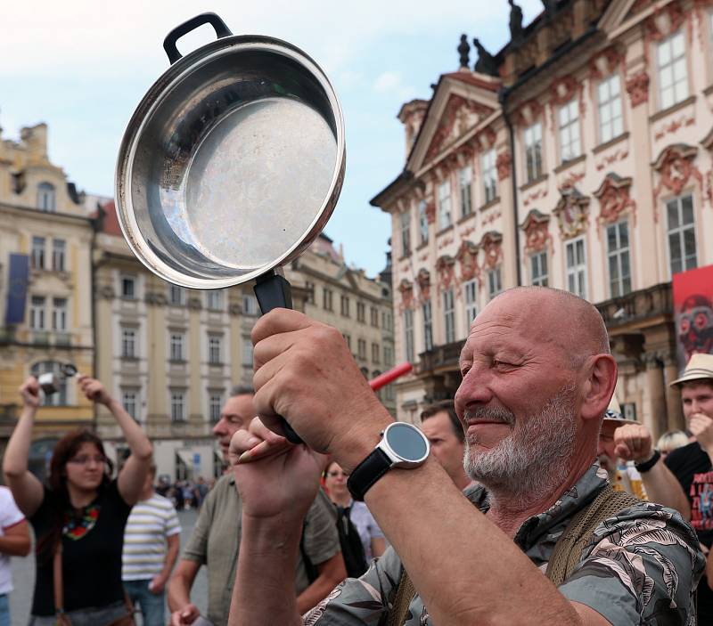 Pokličkový protest - poslední zvonění Babišovi na Staroměstském náměstí.