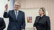 Prezident Miloš Zeman se svou ženou Ivanou volili 12. ledna na pražských Lužinách v prvním kole prezidentských voleb.