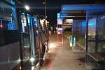 Místo napadení řidičky autobusu agresivním cestujícím: zastávka Bretcetlova v Praze 9.