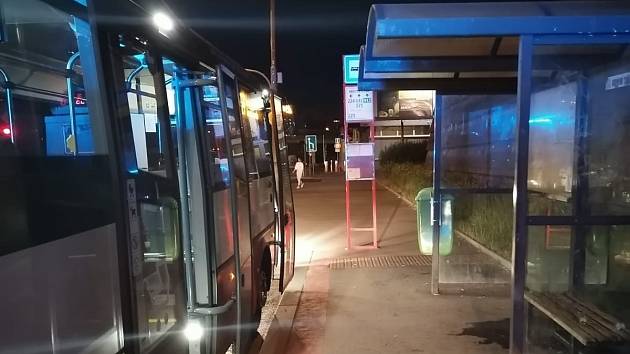 Místo napadení řidičky autobusu agresivním cestujícím: zastávka Bretcetlova v Praze 9.