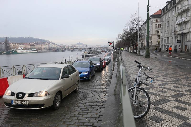 Rašínovo nábřeží - začala oprava tramvajové trati, automobilová doprava je svedena na náplavku ve směru na Podolí.