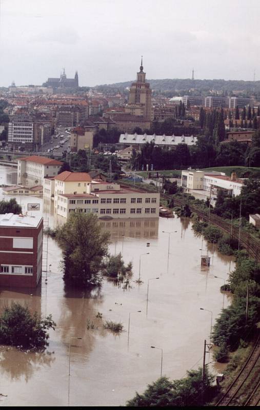 Povodně z roku 2002 v Praze. Fotografie zachycuje Podbabu už pod vodou, v pozadí je i Pražský hrad.
