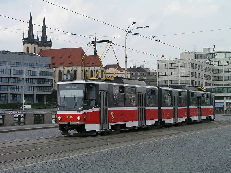 Tramvaj KT8D5 byla do provozu s cestujícími poprvé uvedena 1. července 1986.