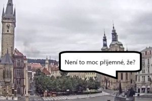 Mariánský sloup byl v neděli 21. června 2020 terčem „žhářského útoku“. O incidentu lidé na internetu vtipkují.