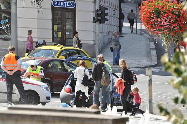 Obrovské štěstí měla v úterý odpoledne dvojice v malém Fordu Ka, který se na pražském náměstí Kinských v úterý střetl s tramvají. 