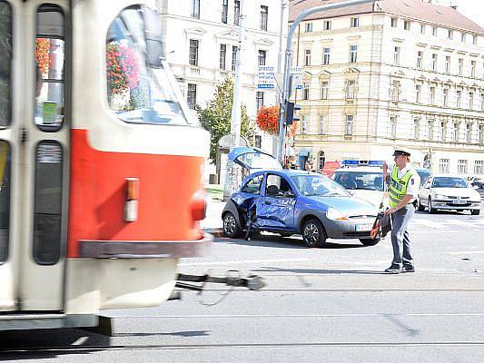 Obrovské štěstí měla v úterý odpoledne dvojice v malém Fordu Ka, který se na pražském náměstí Kinských v úterý střetl s tramvají. 