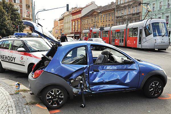 Obrovské štěstí měla v úterý odpoledne dvojice v malém Fordu Ka, který se na pražském náměstí Kinských v úterý střetl s tramvají. 