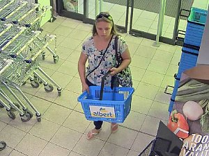 Policisté pátrají po ženě, která je podezřelá z krádeže tašky a následného neoprávněného výběru z bankomatu.
